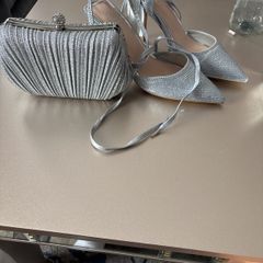 Rap around quiz shoes and clutch