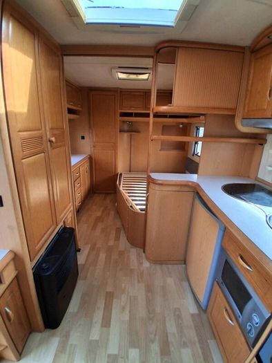 Hobby twin axle fixed bed with walk in bathroom
