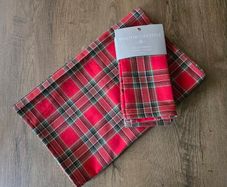 Christmas napkins + runner