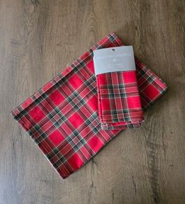 Christmas napkins + runner