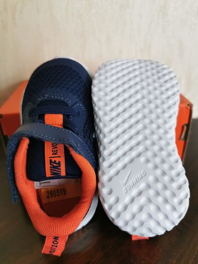 Unisex NIKE kid's runners NEW size UK 4.5
