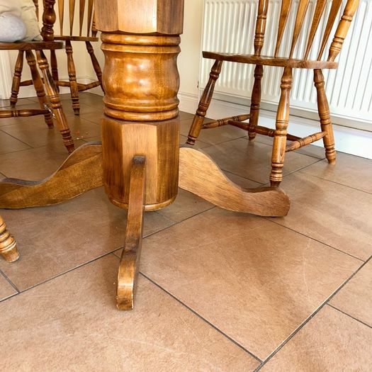 Extendable Mahogany table with 6 chairs