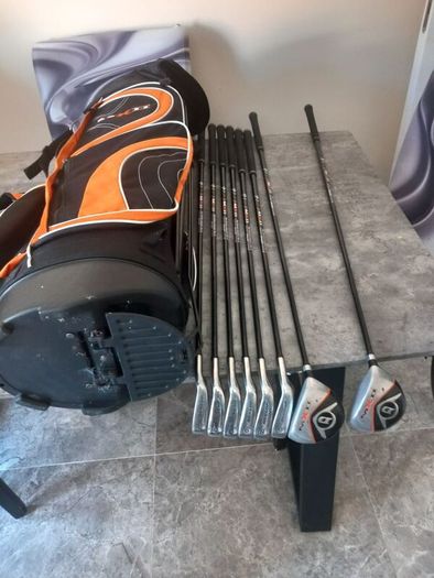 Dunlop golf clubs and bag with stand. Right handed clubs.