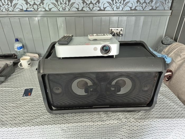 LG rk7 XBoom 550 watt Speaker and projector