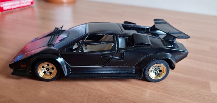 Vintage Majorette Countach 5000 Quattrovalvole 1:24 (4203)