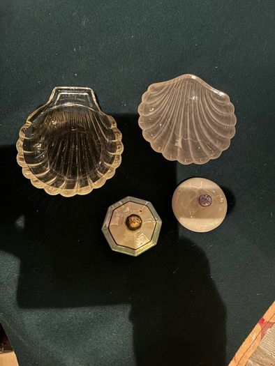 Two Glass Shell 's & two Ceramic Lids.