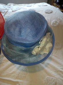 Occasion lady hat with light bleu surrounding with flowers.
