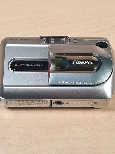 FUJIFILM FINEPIX A340 digital camera 4MP mega pixels TAKES 2 X AA batteries