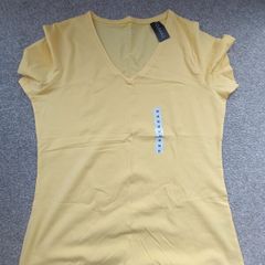 NEW.women's t-shirt. Size medium