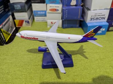 Skyservice 1:200 scale model airplane, Airbus A320 aircraft