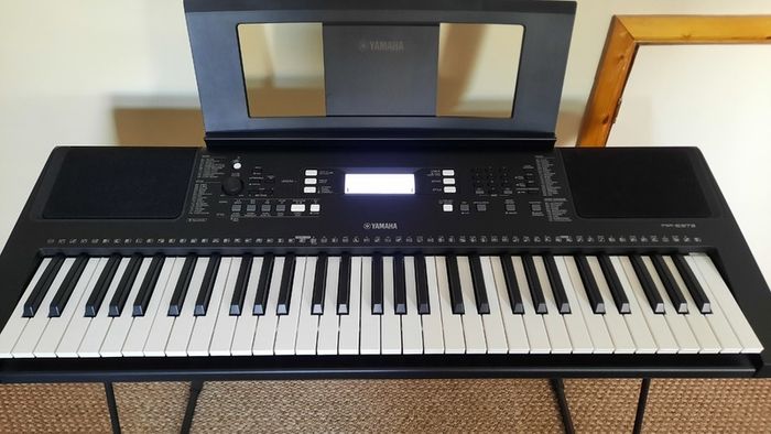 Yamaha PSR-E373 Keyboard w/ Accessories