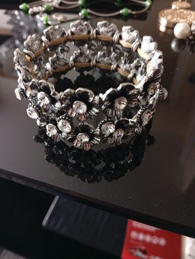 Cute bracelet very dressy
