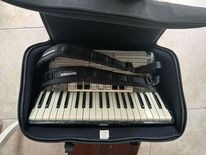 Piano Accordian 96 Bass.