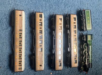 Flying Scotsman & 4 LNER Carriages - OO Gauge