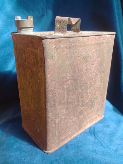 Pratt's 1920s antique fuel can