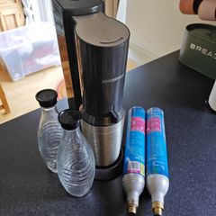 Soda stream crystal 2.0 with extra bottle and cylinder