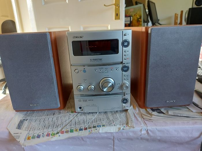 Sony Micro Hi-Fi Component System, Model CMT-CPZ1, Radio, Tape CD, mini disc link, all working great and in excellent condition