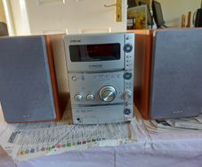 Sony Micro Hi-Fi Component System, Model CMT-CPZ1, Radio, Tape CD, mini disc link, all working great and in excellent condition
