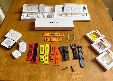 Apple Watch SE 2nd Gen GPS 40mm Starlight Aluminium Case 1 Owner Extras 14pc New Charger Case Strap Band Professional Office Work Lifestyle Fitness Outdoors Elegant Party Event Magnetic Ocean
