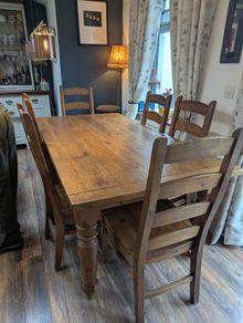 Extendable table and  6 chairs.