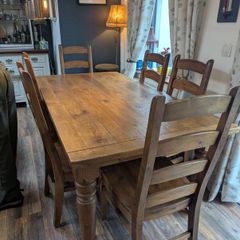 Extendable table and  6 chairs.