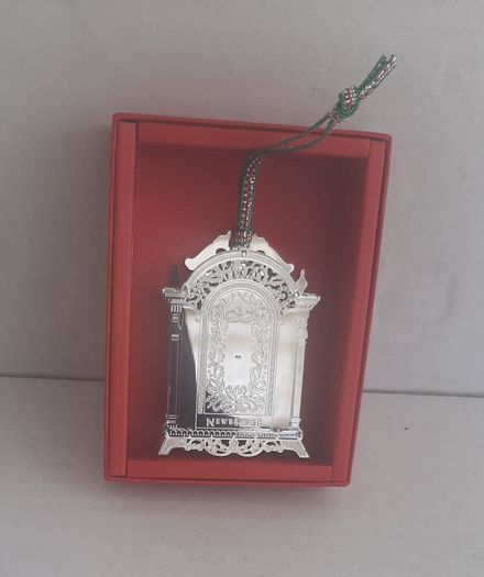 New newbridge Christmas collectable clock