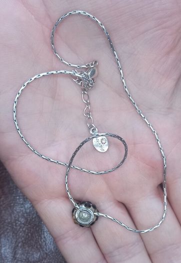Vintage jewelry is sold individually for 5 to 10 euros