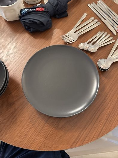 Kitchen Set: Plates, Bowls, and Silverware