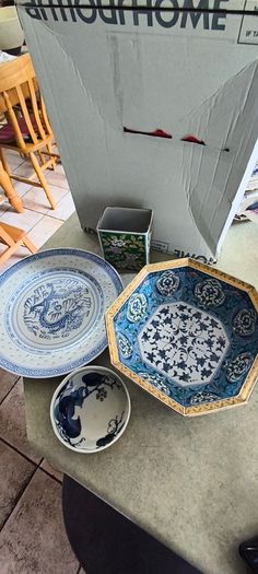 4 different ietms -1- Jingdezhen Porcelain 101/4 -inch Dragon Rice Grain Luncheon Plate - Vintage Blue and White Chinese Design is slieght chip at the edge 15.00 euro.2- Vintage Japanese octagonal porcelain bowl, commonly crafted in the traditional Arita 