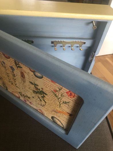 key  holder /organizer