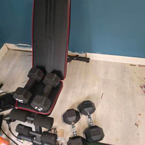 Weight Bench and two pairs of dumbbells (20KG and 10KG)