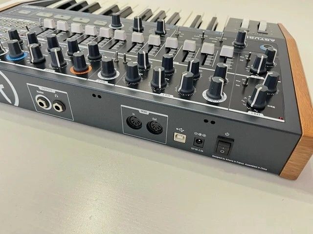 Arturia Minibrute 2
