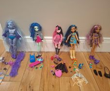 5 Monster High Dolls and accessories