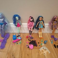 5 Monster High Dolls and accessories