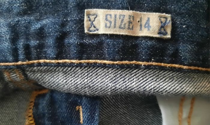 Polo Ralph Lauren denim jeans 26 waist and 28 leg in very good condition with no issues see last two photos for exact measurements probably a kids size 14 or an adults xs FREE STANDARD POSTAGE INCLUDED