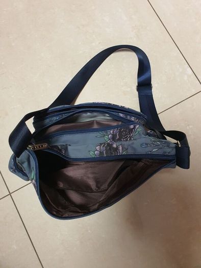 Women's medium sized handbag
