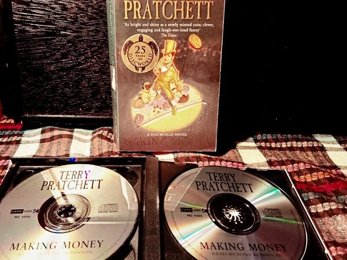 2007. Terry Pratchett. Making Money. Book And Audio Book.