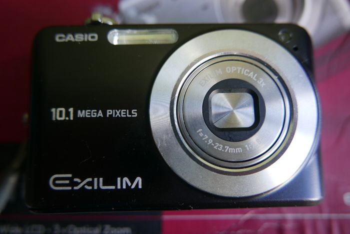 Casio Exilim EX-Z1050 Digital camera Made w/ Box and Accessories , universal charger- Tested