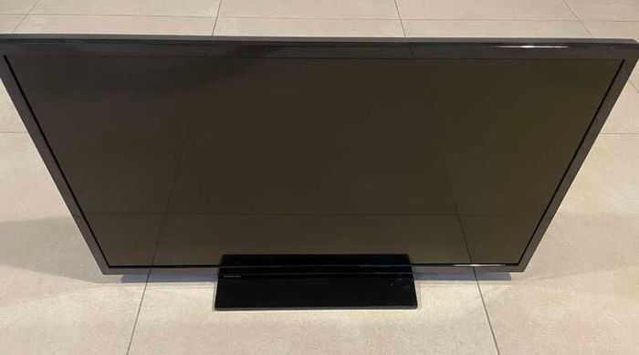 Toshiba 32 inch Smart TV, Antenna + Stand