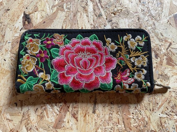 Woman floral embroidered wallet