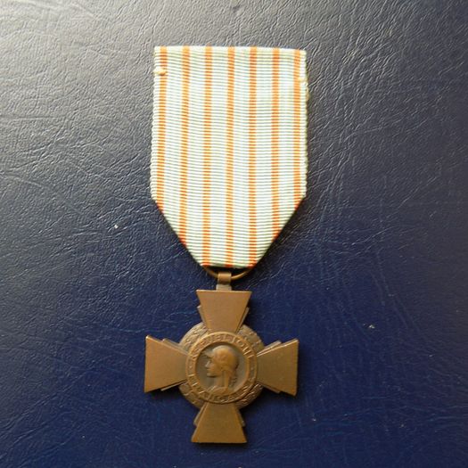 France ,Croix Du Combattant 1914-18.Bronze.