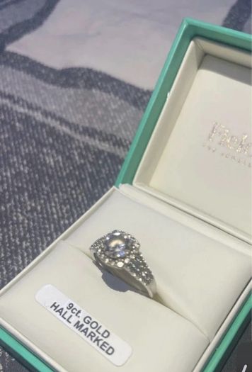 9ct white gold ring