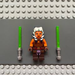 lego Star Wars sw0452 Ahsoka Tano (Padawan) minifigure- Reddish Brown Backless Vest with Necklace and Belt