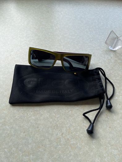 Vintage Guess sunglasses with Olive Green frame & redish Tempkearm