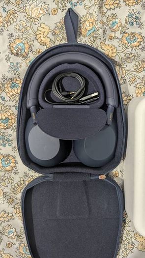 Sony Headphones XM5 LIKE NEW