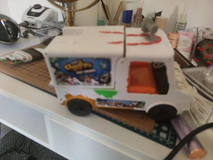 Moose Works The Ugglys Pet Shop Dog Wash & Sickly Sounds Truck 18" Vehicle Toy
