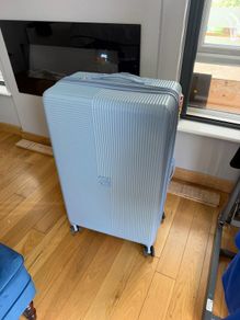 Extra large Steve Madden suitcase. Used once. Double zip so it can be expanded.