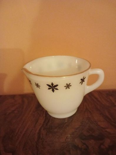Pyrex snowflake jug