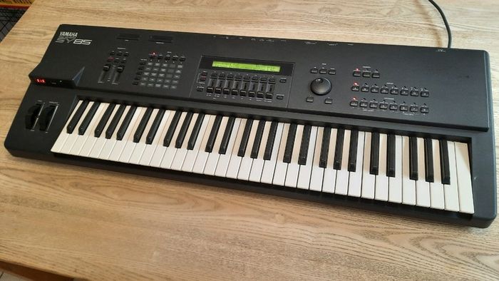 Yamaha SY85 Synthesizer