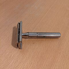 Gillette tech safety razor